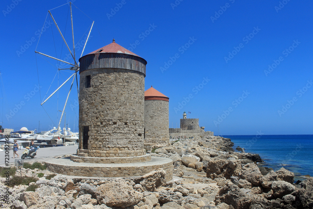 Grèce, tourisme sur l'île de Rhodes,  le port et les moulins