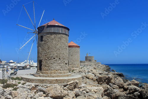 Grèce, tourisme sur l'île de Rhodes, le port et les moulins