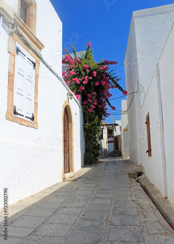 Grèce, tourisme sur l'île de Rhodes, ruelle de la ville de Lindos