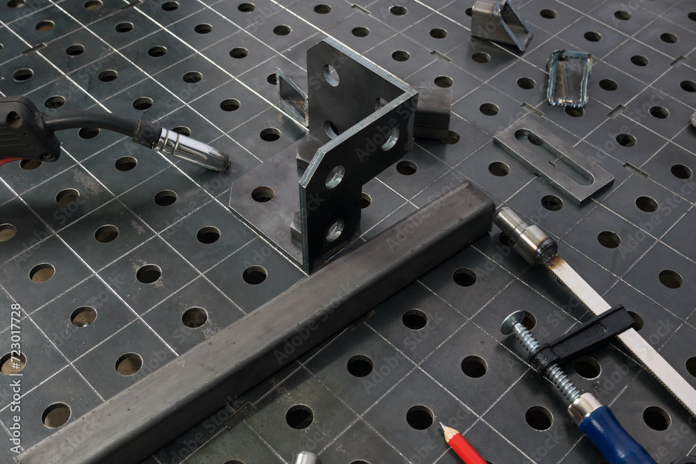 a tool for fixing a metal structure during welding, side view a tool for fixing a metal structure during welding, side view