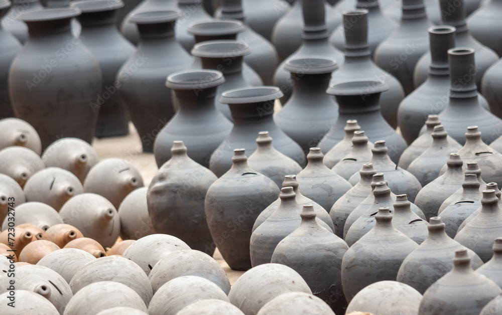 Obraz premium Pottery products at a market