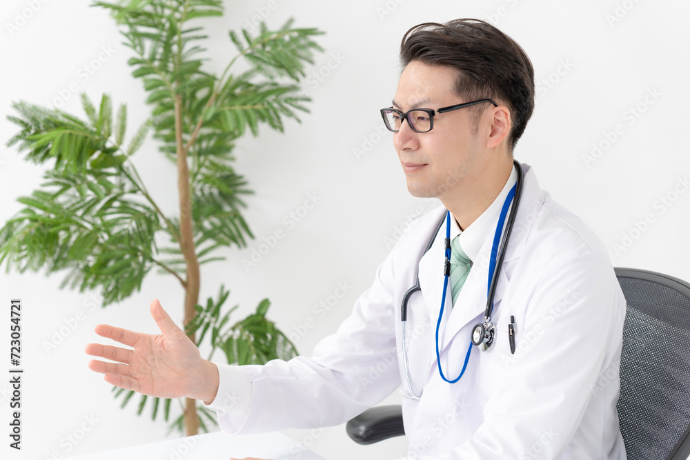 診察する医師 診察する医師