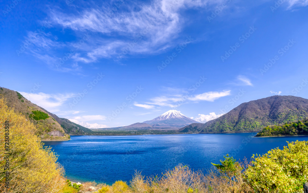春の富士山と本栖湖