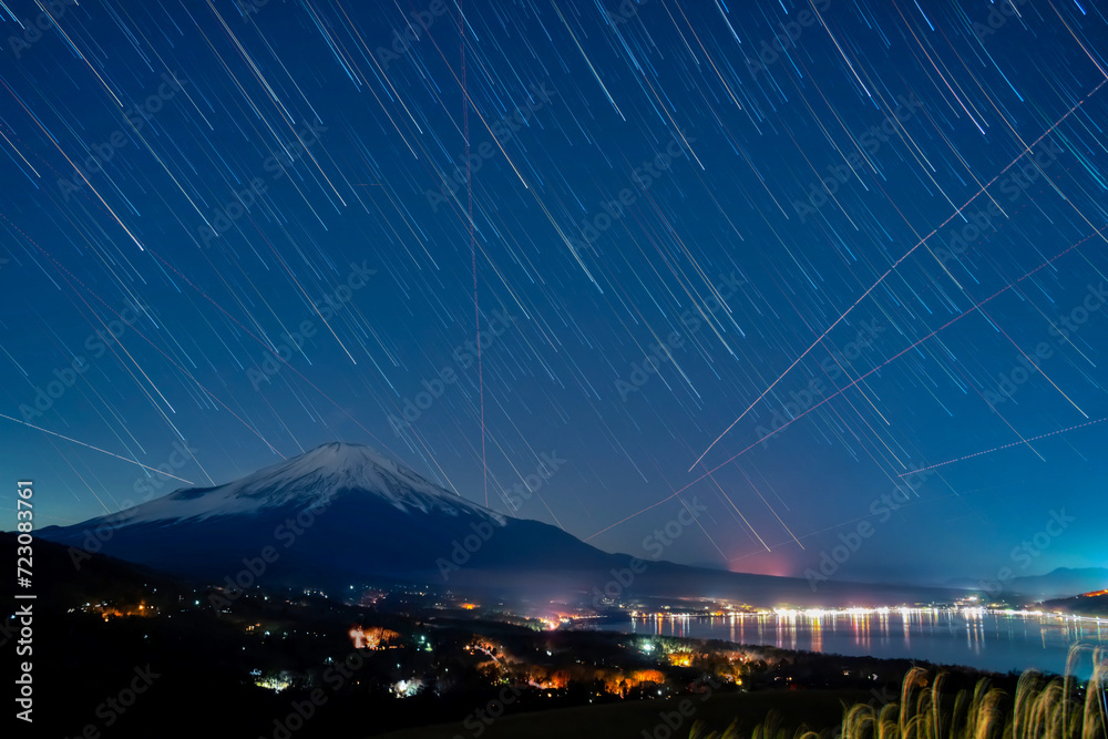 富士山と星空の光跡
