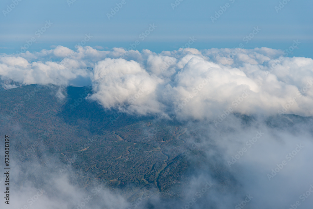 Obraz premium Hiking above clouds. View from Ammonoosuc Ravine trail on a way to Mount Washington summit.