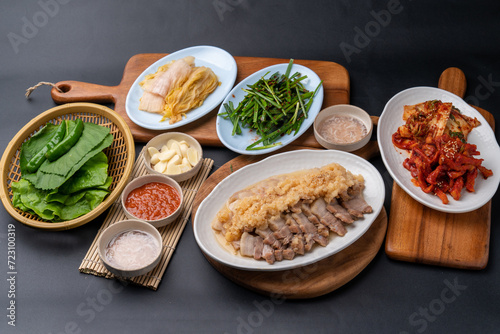 Korean food, bossam, boiled pork, pig feet, steamed pork feet, side dishes, lettuce, garlic bossam, perilla leaves, chives, kimchi