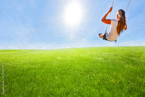 Frau auf einerSchaukel auf einer Grünen Wiese