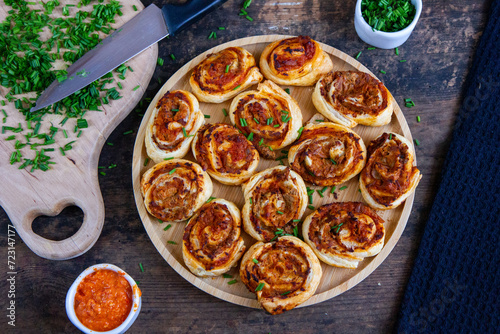 Przekąski z ciasta francuskiego zapiekanego z pesto i tuńczykiem