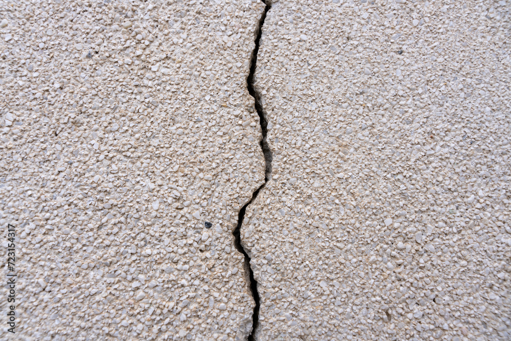 Obraz premium common problem in the walls of many buildings, huge big crack between walls, close of view of a crack, wall crack.