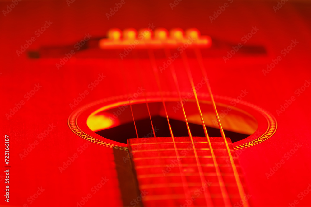 Fototapeta premium Tło muzyczne czerwone, gitara i struny.