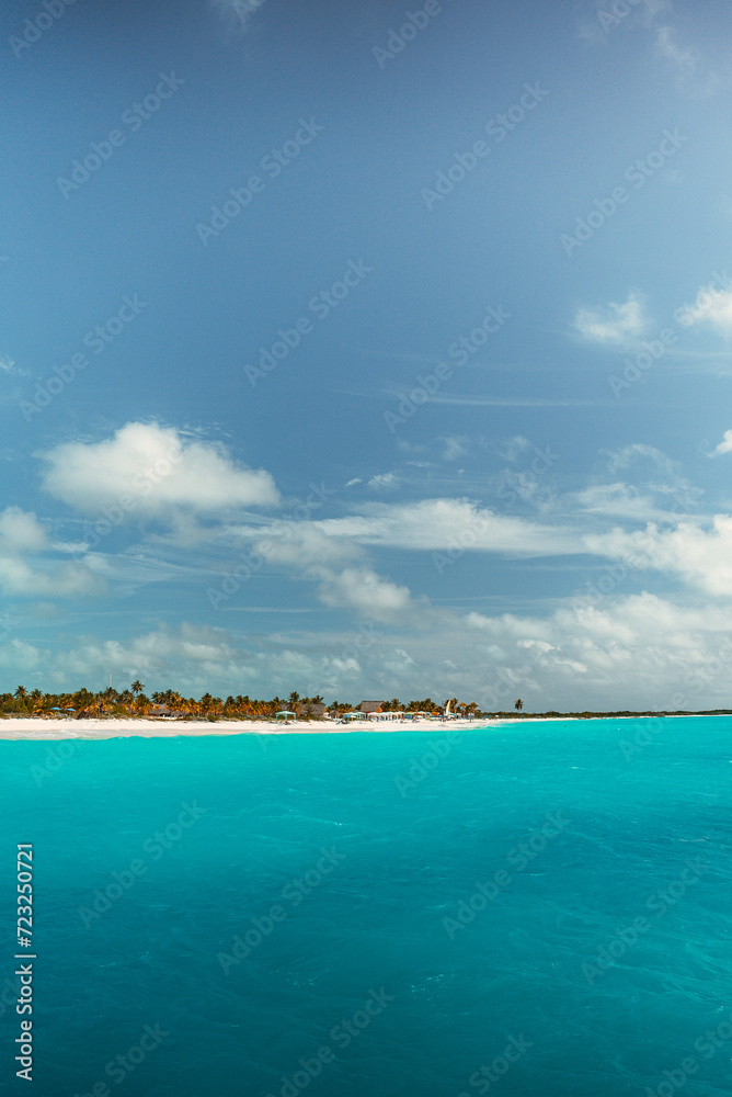 Hermosa playa de color turquesa ubicada en Cuba bajo el cielo azul 
