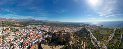 vista aérea del municipio de Salobreña en la costa tropical de Granada, Andalucía 