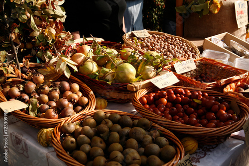 Casola Valsenio 2008: Festa dei Frutti Dimenticati: Bancarella con cesto di vari frutti dimenticati photo