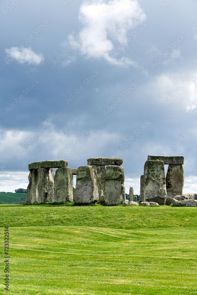 Naklejka premium Monument Stonehenge mit Wolken und Sonne
