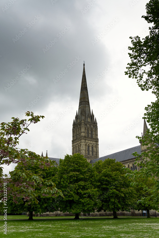 Kathedrale Church of St Mary in Salisbury, England mit Wolken