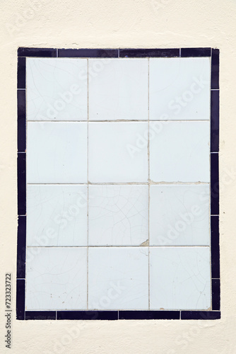 cartel publicitario vacio de azulejo blanco baldosa en una fachada exterior sevilla 4M0A6867-as24