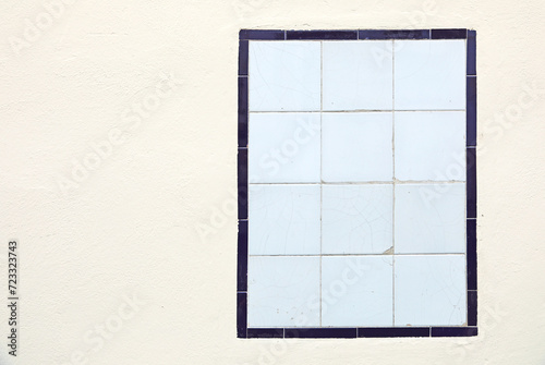 cartel publicitario vacio de azulejo blanco baldosa en una fachada exterior sevilla 4M0A6868-as24