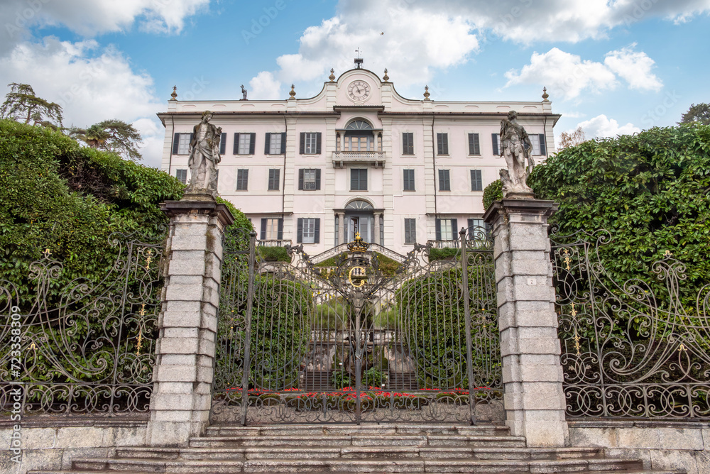 Fototapeta premium TREMEZZO, ITALY - OCTOBER 02,2023 - Iconic villa Carlotta at lake Como