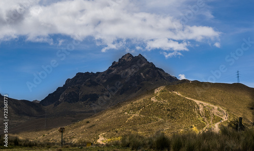 Montaña Paisaje Soleado Día Páramo Volcán Naturaleza Viajar Turismo Turista Aventura Caminata Nubes Cumbre Cima Rucu Pichincha Teleférico Exploración Sendero Plantas Flora Ecuador Quito Nublado Verde
