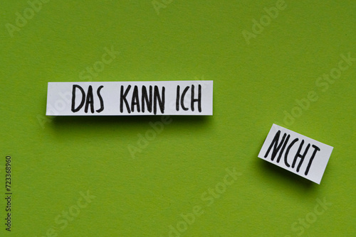 das kann ich nicht - Botschaft auf weißem Papierstreifen handgeschrieben auf Buntpapier