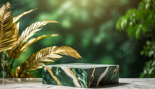 base de mármore verde e de ouro circular para produto em fundo verde, folhagem dourada photo