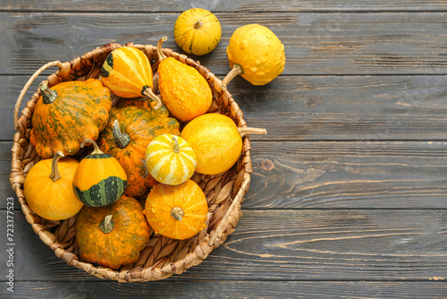 Cuadro en lienzo Wicker basket with fresh pumpkins on grey wooden background