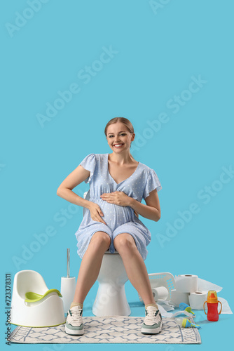 Pregnant young woman sittin...