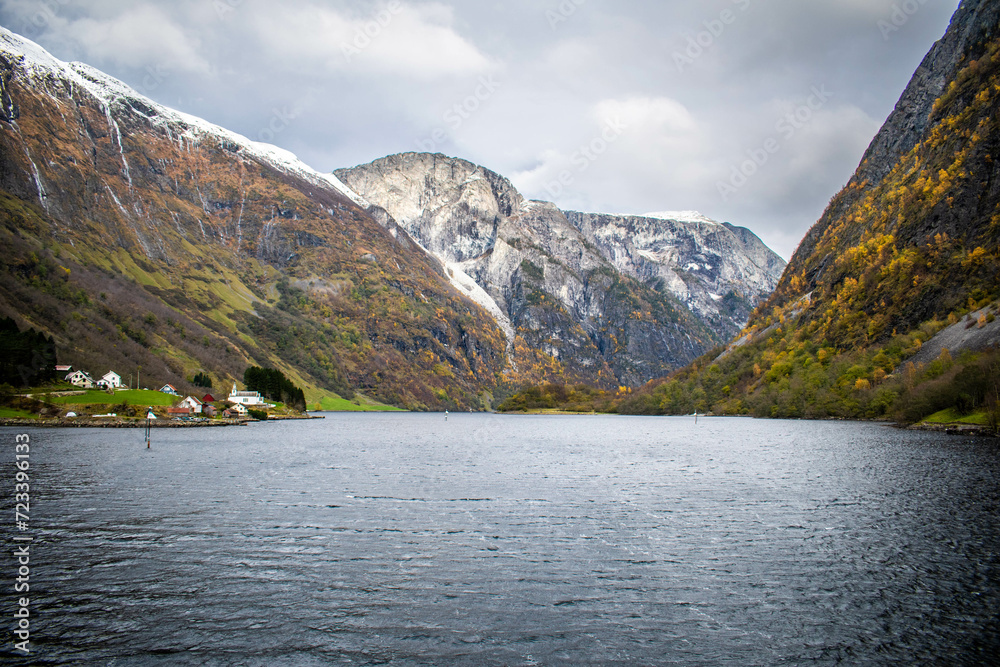 Obraz premium Autumn in fjord, Norway, Gudvangen