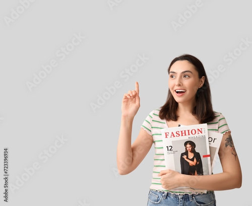 Beautiful woman with magazi...
