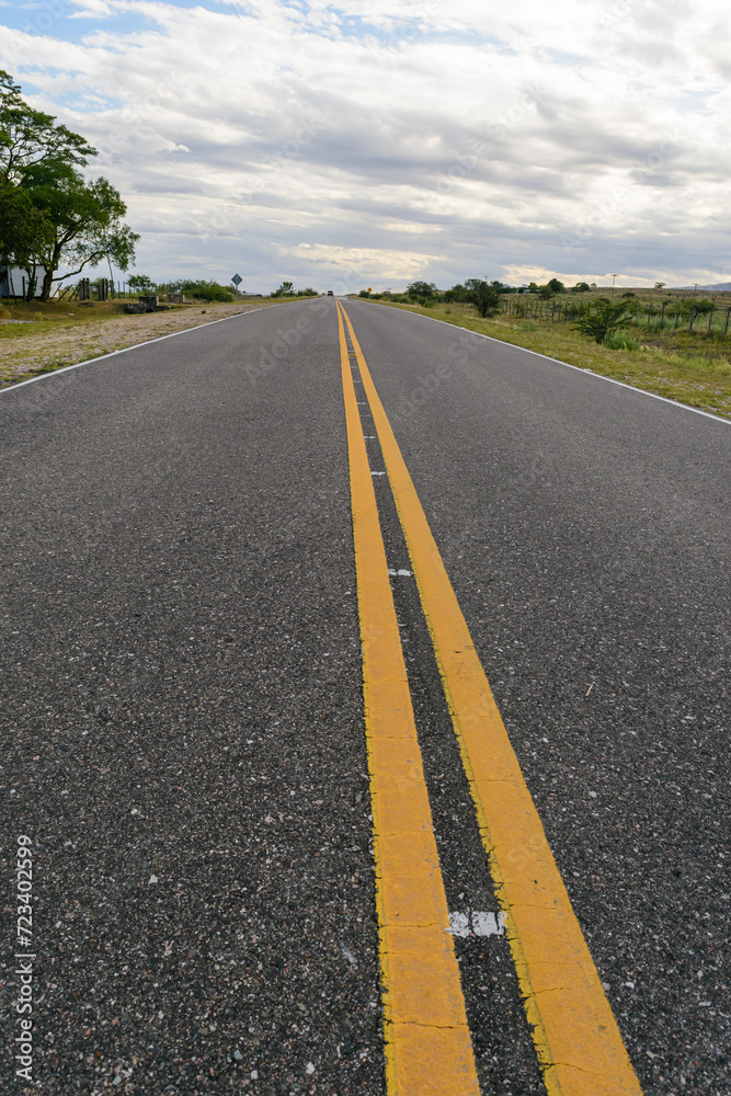 Ruta con líneas amarillas en perspectiva. Concepto o idea de avance. Camino hacia el futuro o lo que vendrá