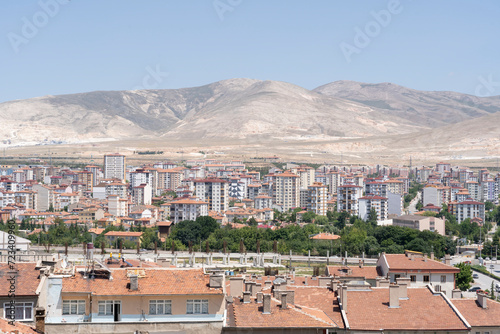 Das alte und schöne Nigde im Herzen Anatoliens mit Bergen und Gebäuden vor der Restaurierung photo