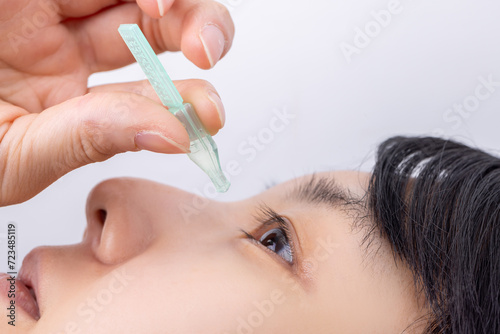 目薬をさす女性 woman applying eye drops