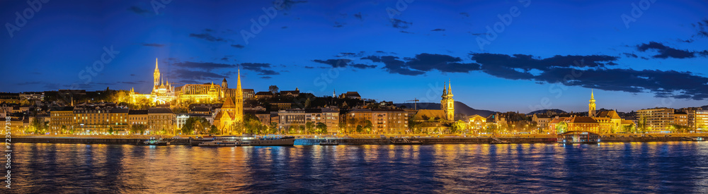 Naklejka premium Budapest Hungary, night panorama city skyline at Matthias Church Fisherman's Bastion and Danube River