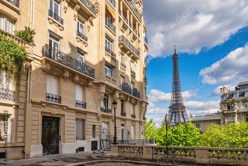 Fototapeta Naklejka Na Ścianę i Meble -  Paris France, city skyline at Eiffel Tower and old building architecture