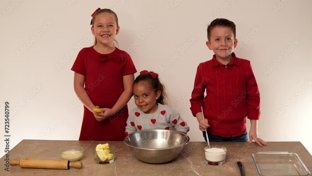 Niños felices hermanos con utensilios de cocina sobre mesa listos para preparar galletas dulces caseras para compartir con amor y cariño
