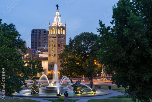 Foto Twilight view of a historic fountain and skyline of Kansas City, Missouri, USA