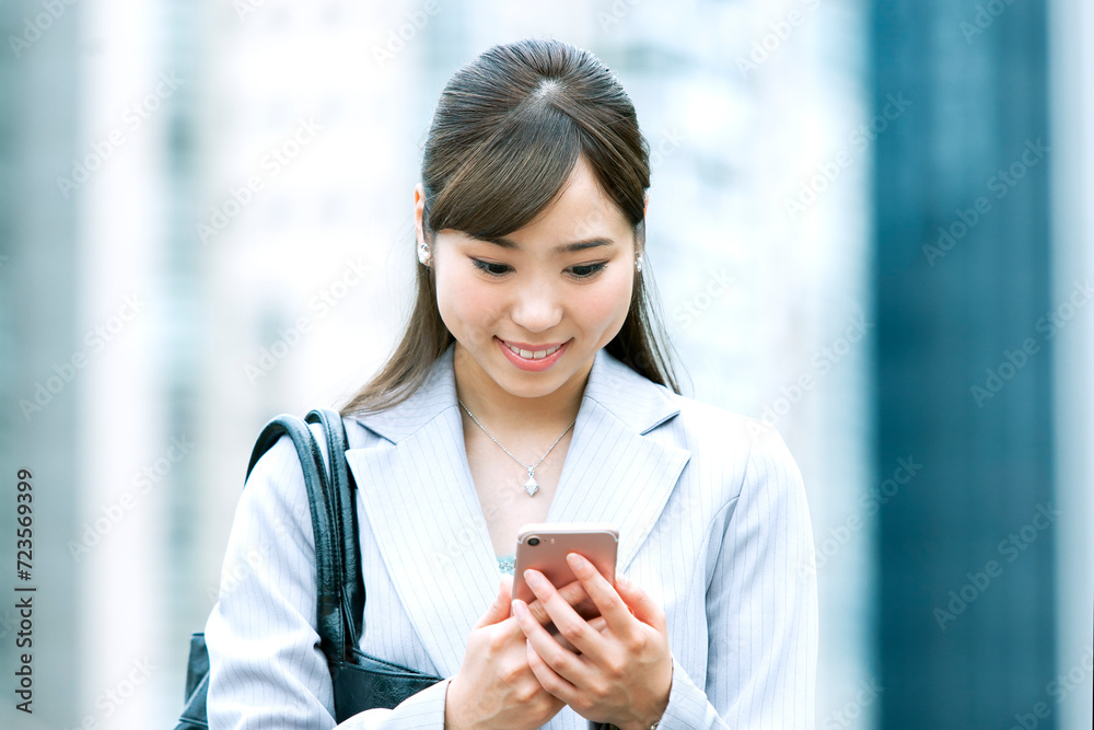 スマートフォンを持ったビジネス ウーマン
