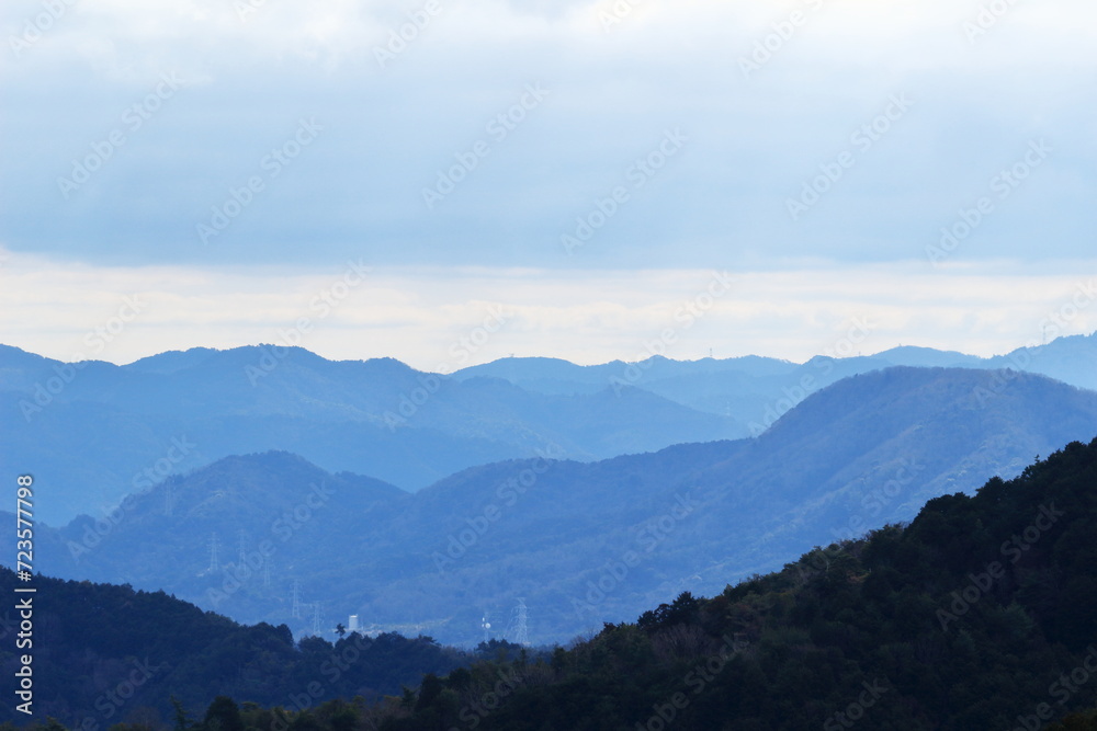 Naklejka premium 連なる山の風景