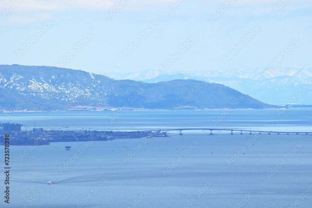 琵琶湖と琵琶湖大橋と冠雪した湖北の山の景色