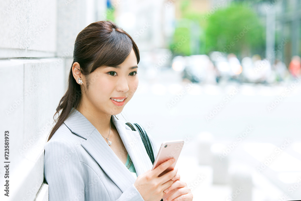 スマートフォンを持ったビジネス ウーマン