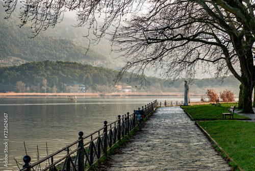 Foto Lake Pamvotida situated right next to the city of Ioannina and the castle of the city