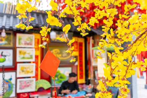Tableau sur toile Ochna integerrima (Hoa Mai) tree with lucky money