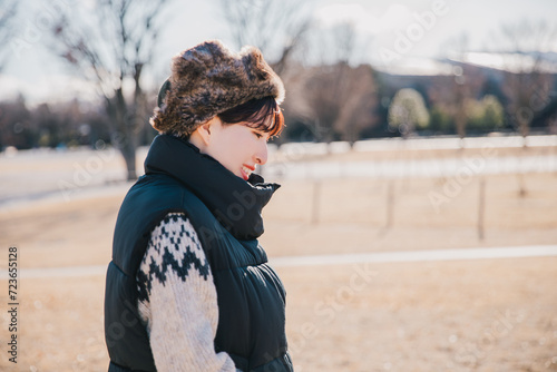 冬の外で笑顔の女性 Smiling woman outside in winter