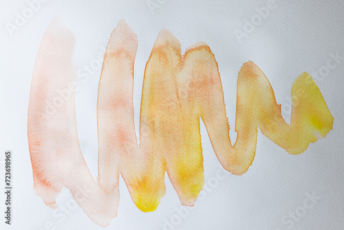Elementi astratti realizzati ad acquerello: pennellate gialle dipinte su carta photo