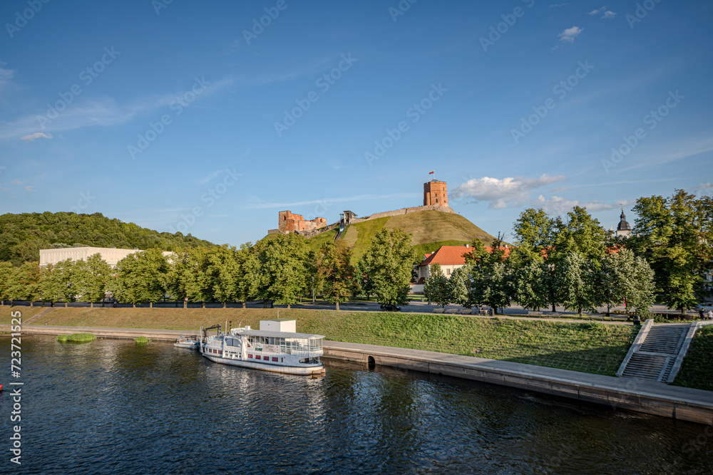 Obraz premium Blick auf den Burgberg im Zentrum von Vilnius