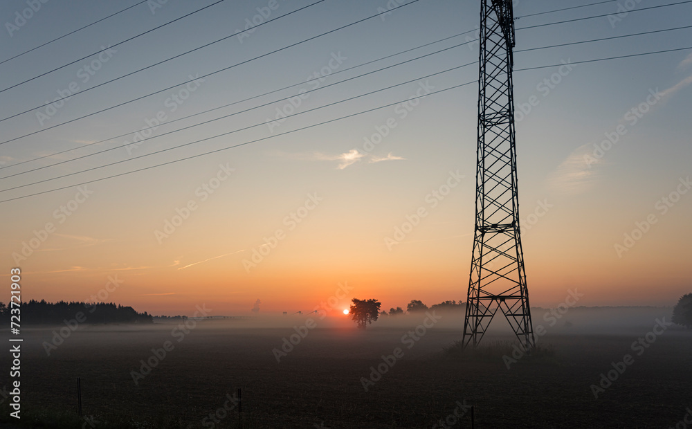 Sonnenaufgang und Strommast
