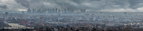 Foto Argenteuil, France - 01 29 2024: Panoramic view of the Seine river and La Defense towers district from the mound of Orgemont