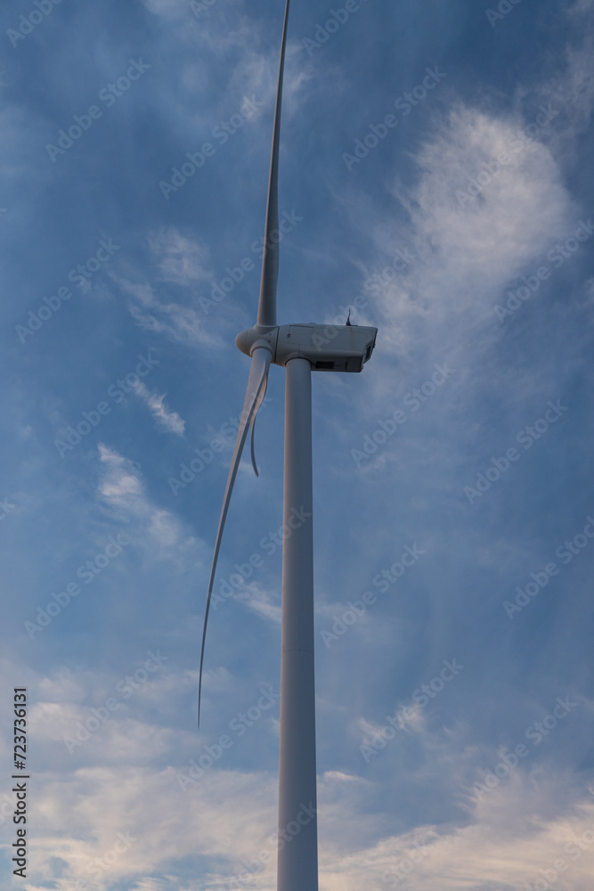 日本　静岡県磐田市の竜洋海洋公園近くに建つ風力発電の風車と夕焼け空