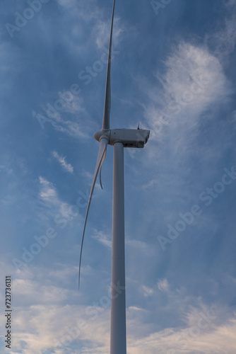 日本 静岡県磐田市の竜洋海洋公園近くに建つ風力発電の風車と夕焼け空