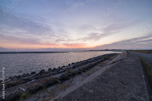 日本 静岡県磐田市の天竜川の河口と夕焼け空